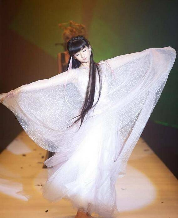 小彩旗老公是谁 杨丽萍外甥女小彩旗成名之路大揭秘