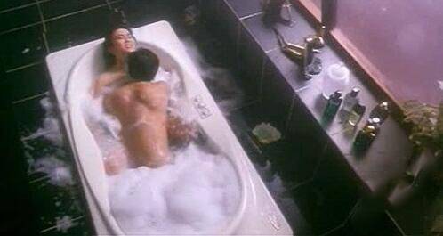 张敏激情三级片遭扒 全裸浴缸露奶剧照曝光