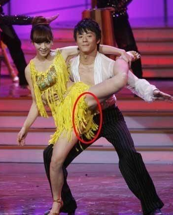 柳岩的胸被强摸图片曝光 柳岩走光图片大合集