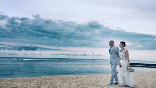 徐峥牵手陶虹漫步于巴厘岛 徐峥个人资料大揭秘