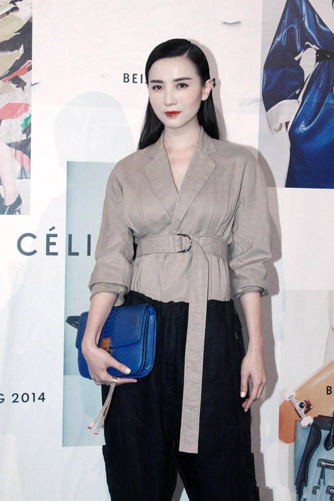 宋佳的胸被胡军捏 宋佳为上位与刘蓓老公偷情