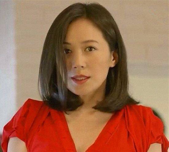 王菲红唇照撞脸俞飞鸿 网友惊呼 傻傻分不清