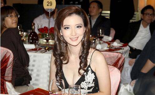 张萌个人资料 曝张萌隆胸前后对比照