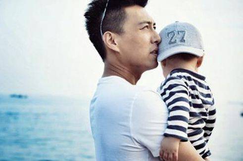 靳东家庭背景不一般 网曝靳东李佳结婚照