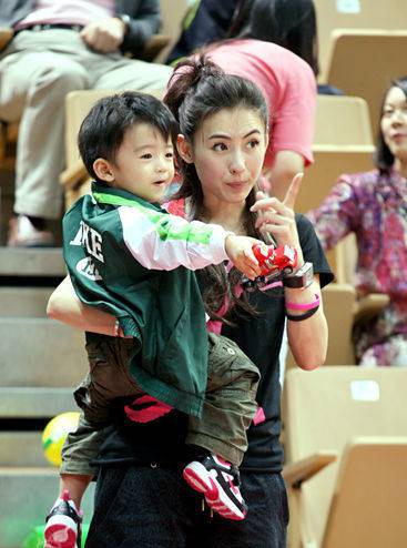 张柏芝儿子是谁的 网友指张柏芝儿子像陈冠希