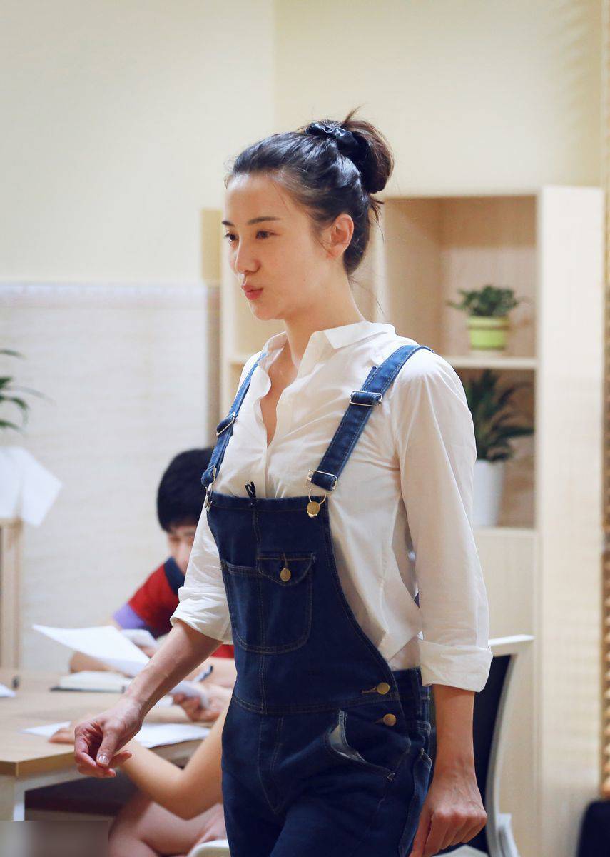 宋佳的胸被胡军捏 宋佳为上位与刘蓓老公偷情