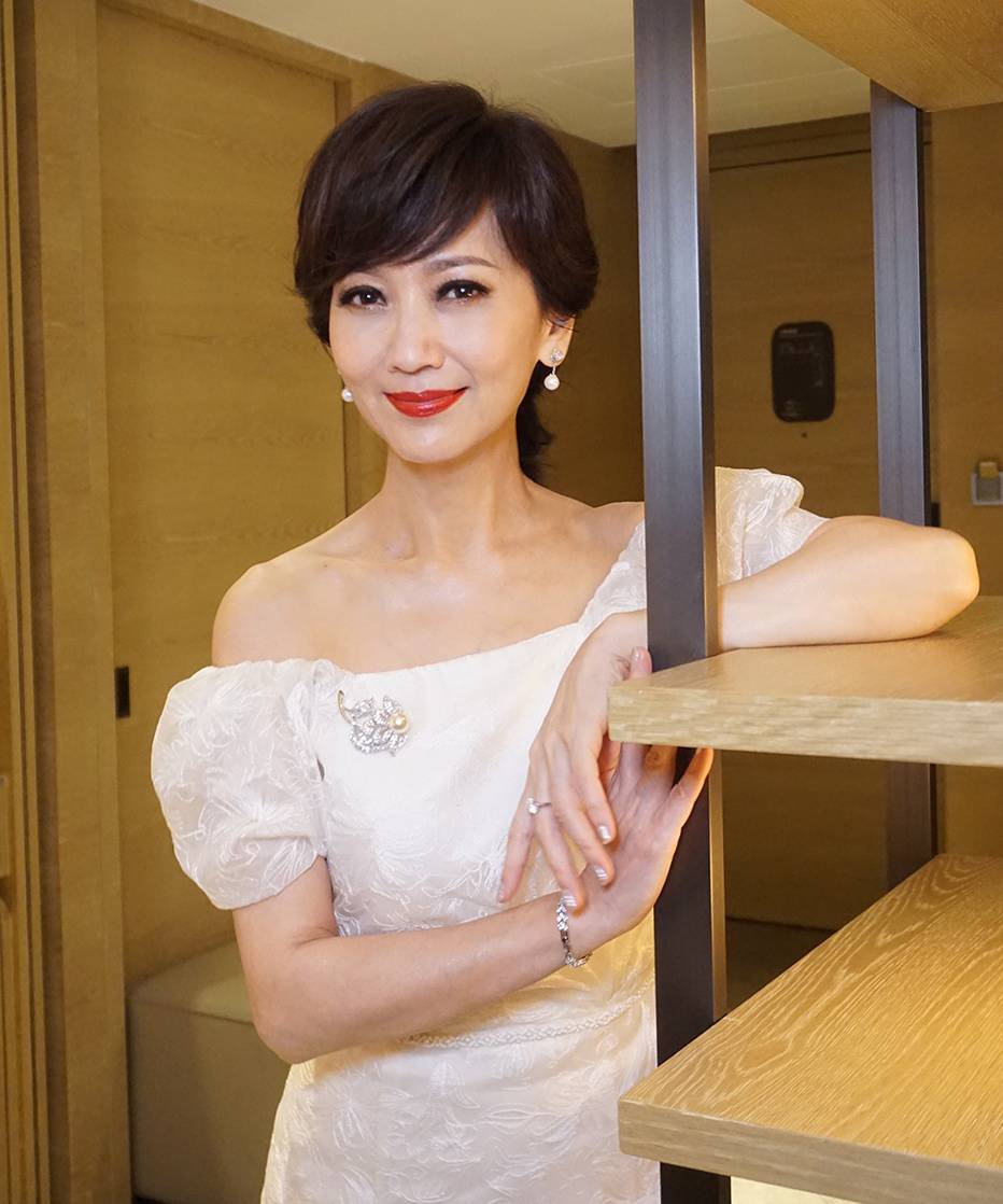 揭赵雅芝个人资料 岁月不饶人60岁素颜照显老态