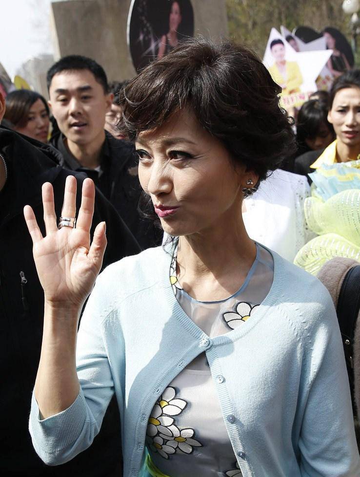 揭赵雅芝个人资料 岁月不饶人60岁素颜照显老态