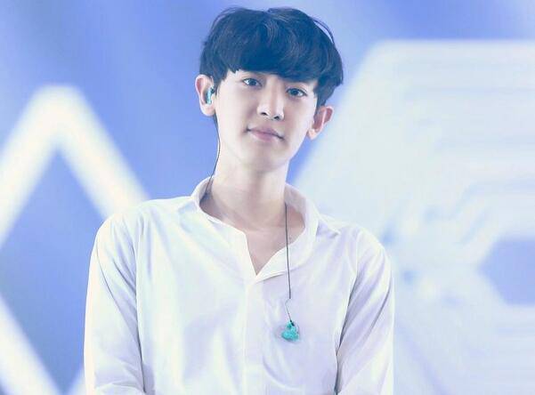 《我们结婚了》郑秀晶与朴灿烈甜蜜亲吻