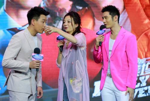 黄晓明吻赵薇照片曝光 网友调侃终于吻到赵薇了