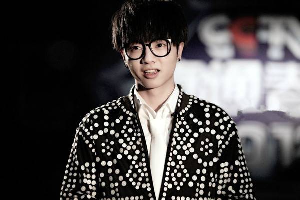 揭华晨宇的爸爸背景资料 华晨宇名副其实富二代