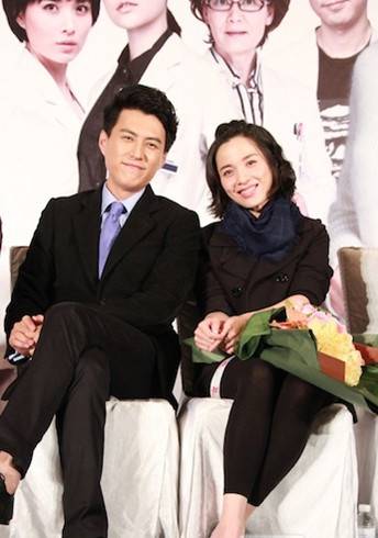 靳东家庭背景不一般 网曝靳东李佳结婚照