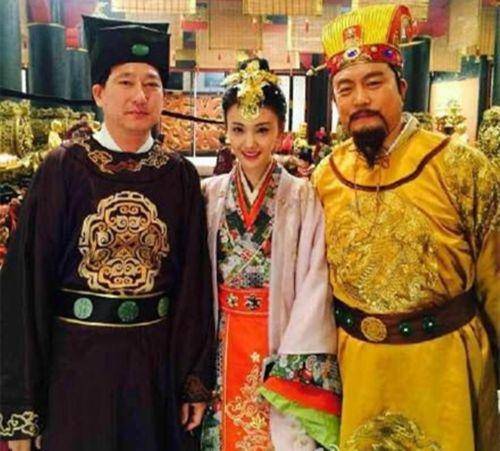 郑爽几岁了 郑爽爸爸歌厅撩妹真相曝光