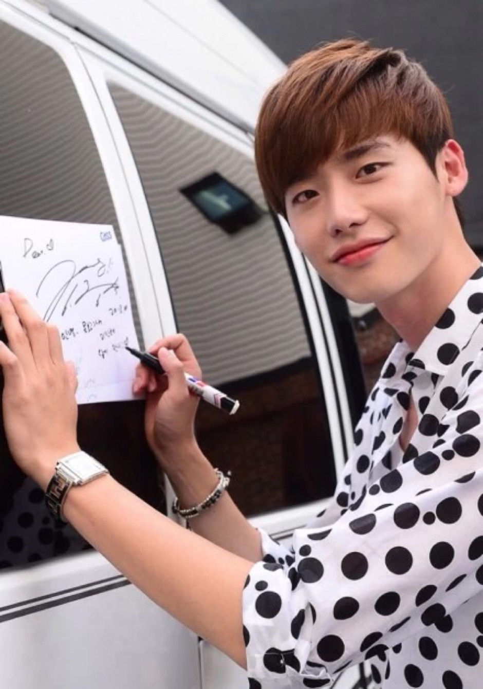 李钟硕个人资料外泄 李钟硕承认整容只瘦脸隆鼻