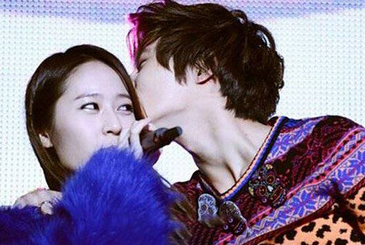 《我们结婚了》郑秀晶与朴灿烈甜蜜亲吻