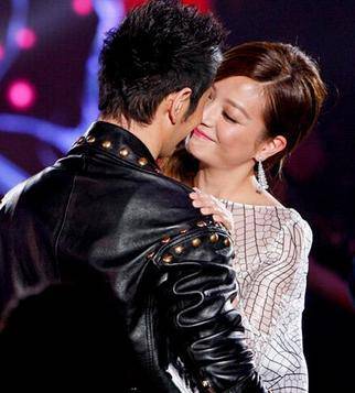 黄晓明吻赵薇照片曝光 网友调侃终于吻到赵薇了