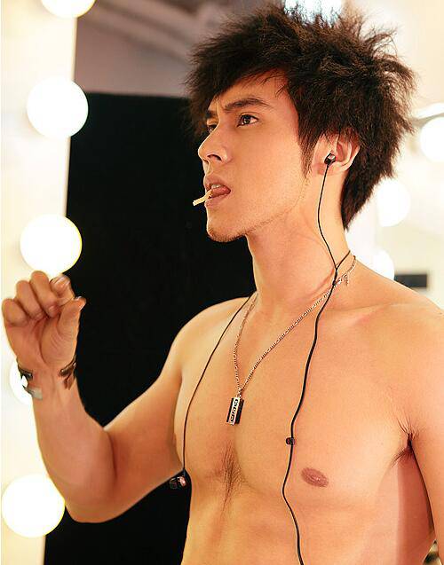 张伦硕真的喜欢钟丽缇 曝张伦硕整容前后对比照