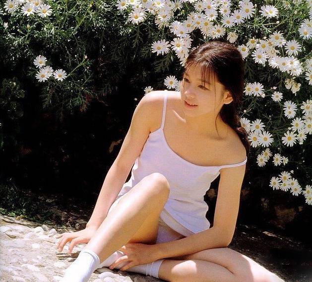 徐若瑄早年全裸写真曝光 模样清纯可人