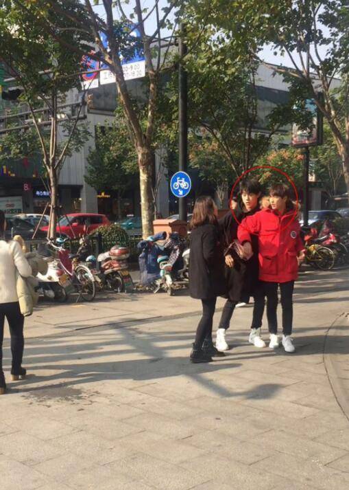 抓包男友与同性亲热 出柜男撞脸张艺兴