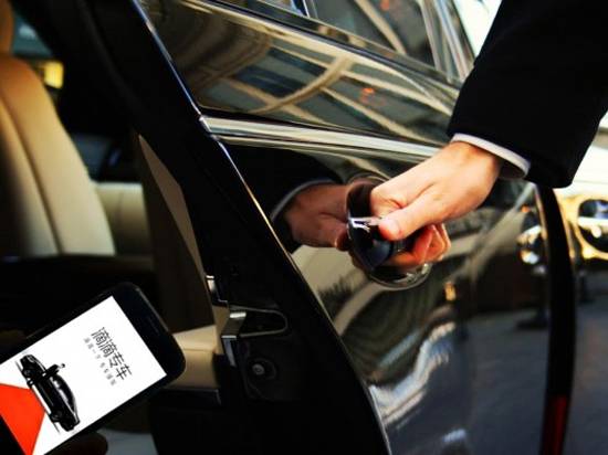 女孩滴滴快车竟遭咸猪手 司机 她说手冷我就摸了