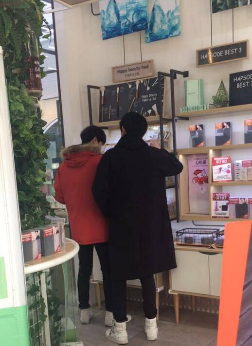 抓包男友与同性亲热 出柜男撞脸张艺兴