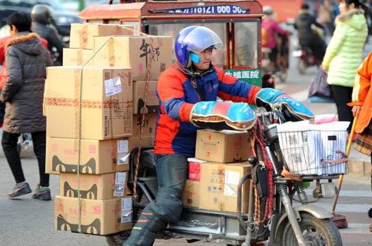 39岁快递员猝死大街 说完 太累 没有再起来