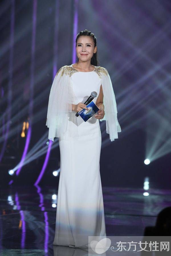 田震摔话筒事件内幕曝光 拒绝领奖场面失控