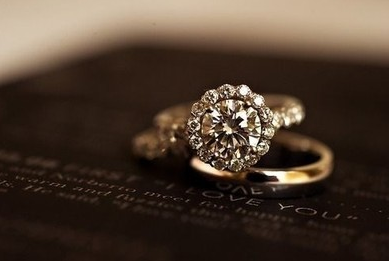 男友送婚戒前任都戴过 男友反骂女友 虚荣