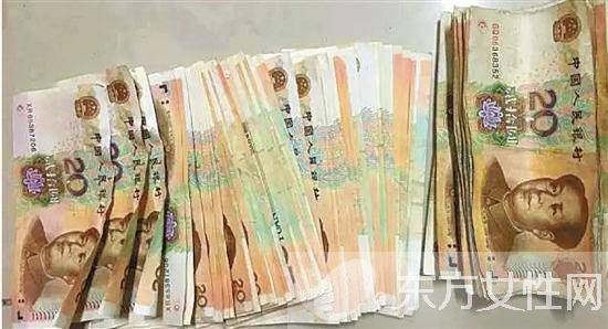 快递员收离奇包裹 开箱验视全是假币