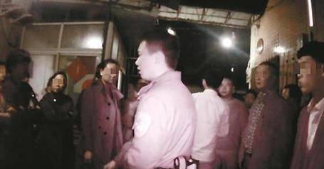 小情侣当众吻别遭大妈痛斥   没家教 伤风败俗