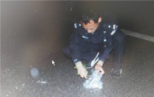 少女雨夜被撞后失踪 被卷入车底拖行上高速