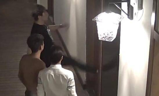 男子和女友酒店亲热 却因亲热声太大遭群殴