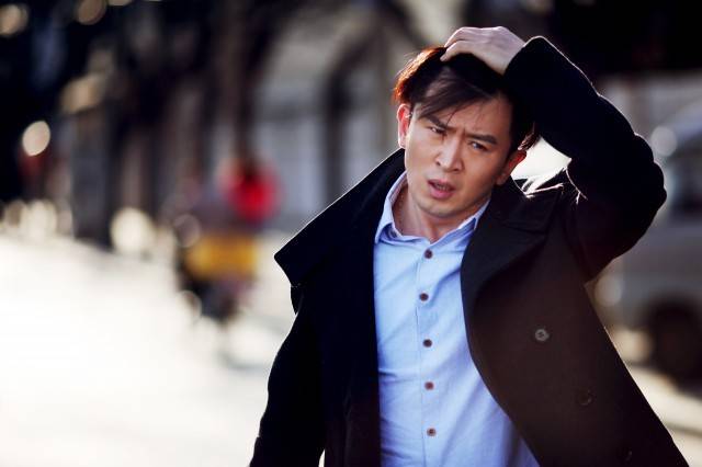 奇葩男楼道强吻女子脚趾 男子称想做对方的一条狗