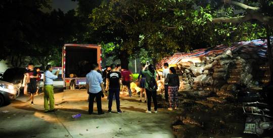 市民一夜买光32吨土豆 只为让六旬老人能早点回家