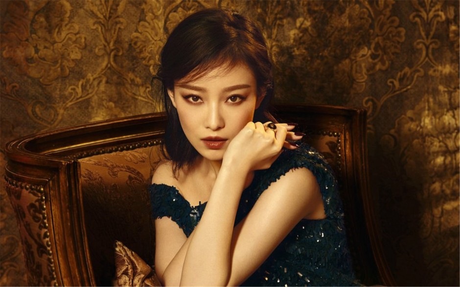 倪妮不雅照片流出 揉胸舔唇摸下体令人震惊