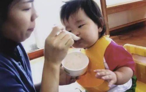 她逼4岁女儿每天做菜 背后故事却感动了所有人