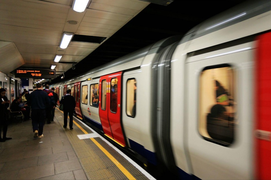 一颗珍珠逼停成都地铁 致车门关不上不得已 清客