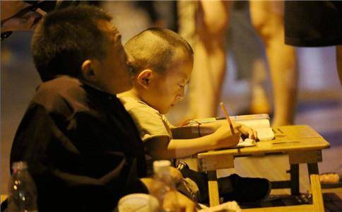 父子同患瓷娃娃病 父亲边乞讨边教儿读书