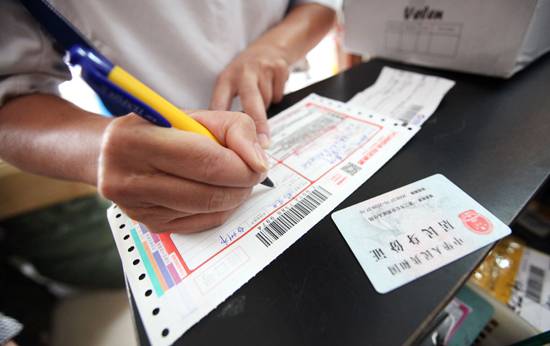 您的快递已掉沟里 司机连夜赶路发生货车侧翻事故