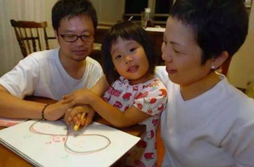 她逼4岁女儿每天做菜 背后故事却感动了所有人