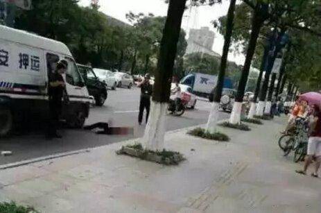 男子追砸押款车被打死 哪种情况下押运员可以开枪