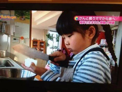 她逼4岁女儿每天做菜 背后故事却感动了所有人