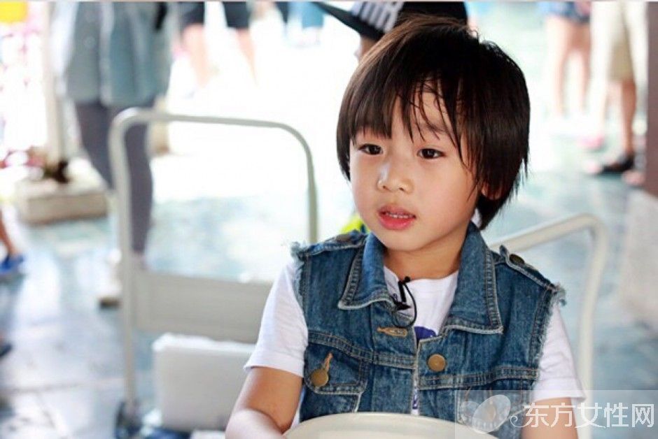 林志颖一家五口照片曝光 Kimi弟弟颜值爆表