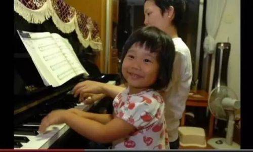 她逼4岁女儿每天做菜 背后故事却感动了所有人