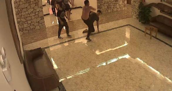 男子和女友酒店亲热 却因亲热声太大遭群殴