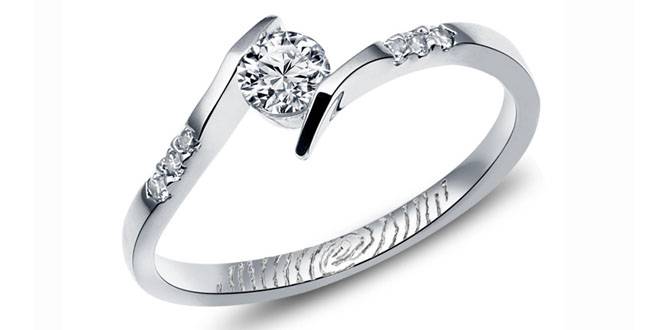 男友送婚戒前任都戴过 男友反骂女友 虚荣