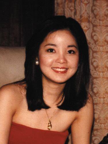 邓丽君墓碑遭破坏 碑石早已失去原来的样子