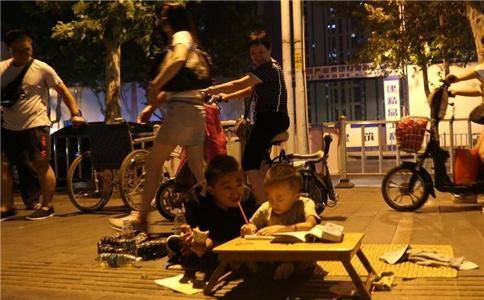 父子同患瓷娃娃病 父亲边乞讨边教儿读书