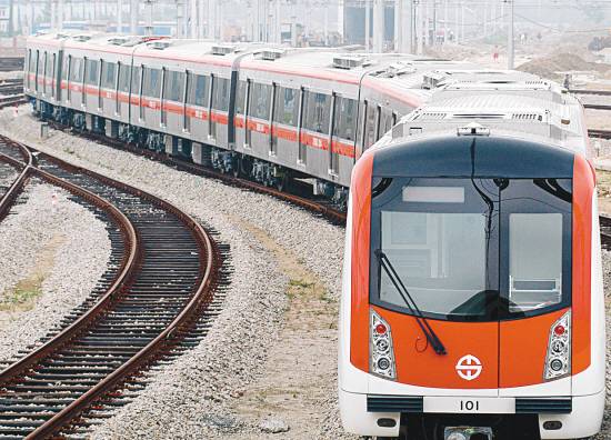 一颗珍珠逼停成都地铁 致车门关不上不得已 清客