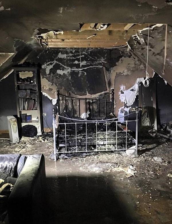 少女手机整晚充电起火 房间被烧毁